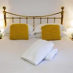 Stylish Retreat Inside Walls * ヨーク