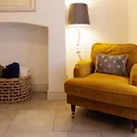 度假居 Stylish Retreat Inside Walls