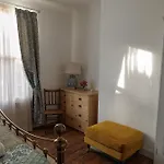 Stylish Retreat Inside Walls 度假居