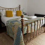 Stylish Retreat Inside Walls 度假居