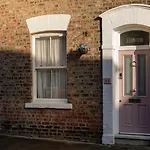 Stylish Retreat Inside Walls Feriehus York