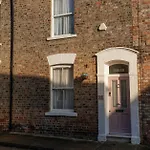 Stylish Retreat Inside Walls Feriehus York