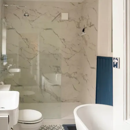 Prázdninový dům Stylish Retreat Inside Walls