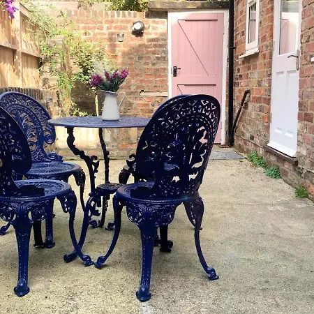 Stylish Retreat Inside Walls Prázdninový dům *