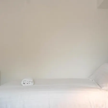 Stylish Retreat Inside Walls Prázdninový dům