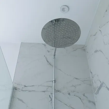Stylish Retreat Inside Walls 度假居