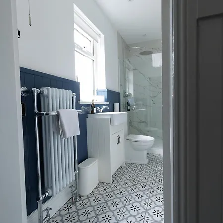 Stylish Retreat Inside Walls * 约克