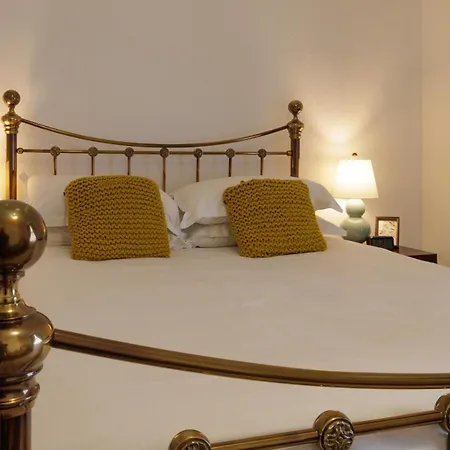 펜션 Stylish Retreat Inside Walls 요크
