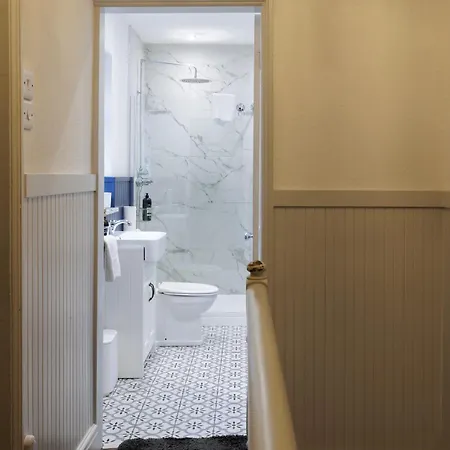 Stylish Retreat Inside Walls 요크