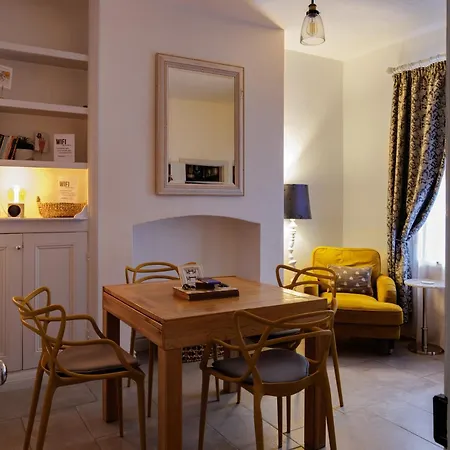 Vakantiehuis Stylish Retreat Inside Walls *