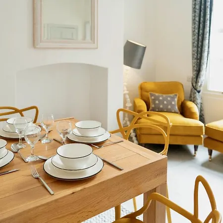 Stylish Retreat Inside Walls * ヨーク