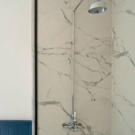 Stylish Retreat Inside Walls Casa de Férias