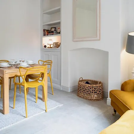 Ferienhaus Stylish Retreat Inside Walls