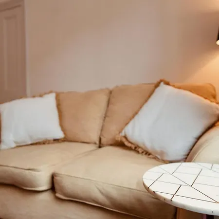 Stylish Retreat Inside Walls * ヨーク