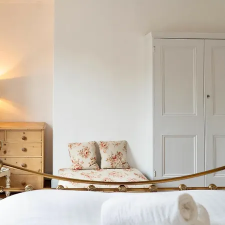 Stylish Retreat Inside Walls Casa de Férias