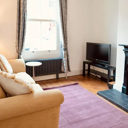 Stylish Retreat Inside Walls Casa de Férias