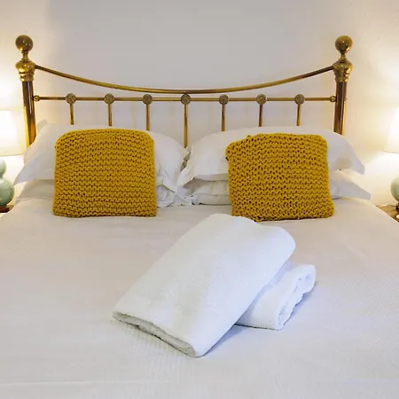 Stylish Retreat Inside Walls * Γιορκ