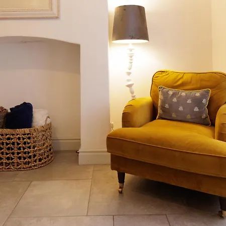 Σπίτι διακοπών Stylish Retreat Inside Walls