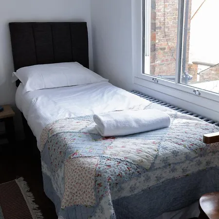 Stylish Retreat Inside Walls Γιορκ
