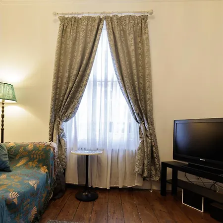בית נופש Stylish Retreat Inside Walls